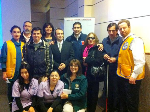 Director Regional de Senadis junto a las personas ciegas que participaron de la actividad