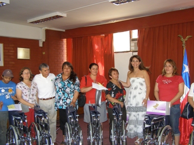 Directora Regional Metropolitana y Alcalde de Cerro Navia entregan Ayudas Técnicas a beneficiarios.