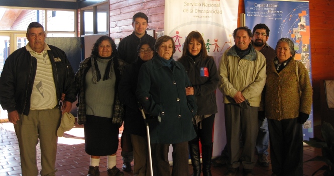 Directora Regional del Senadis, Cecilia Bastías junto a los representantes de organizaciones de y para personas con discapacidad que asistieron al taller.