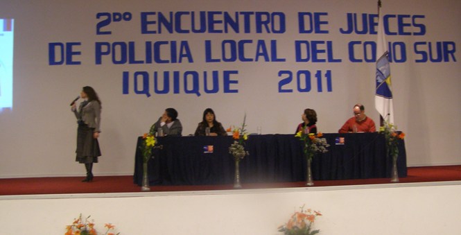 Directora Regional realizando su exposición en el Segundo Encuentro de Jueces de Policía Local del Cono Sur