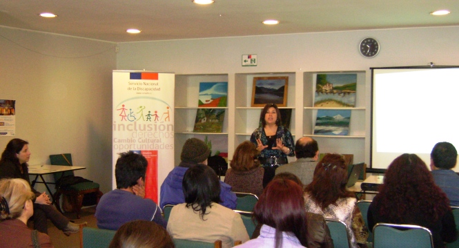 La profesional de SENADIS, Lorena Sepúlveda, expone en uno de los talleres