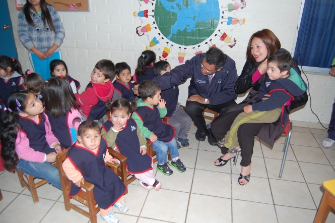 Seremi de Desarrollo Social, Pedro Mora y la Directora de Senadis, Vanessa Valdés junto a los niños del jardín infantil