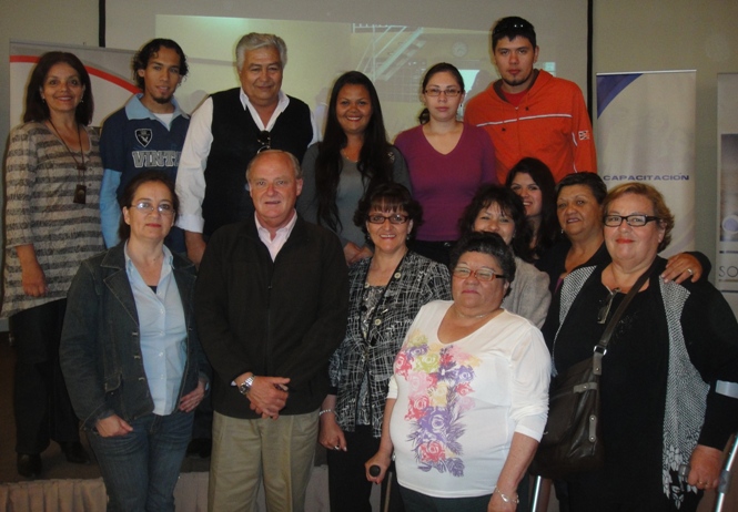 Director Regional del Senadis Antofagasta junto a las personas que participaron en el curso de repostería. 