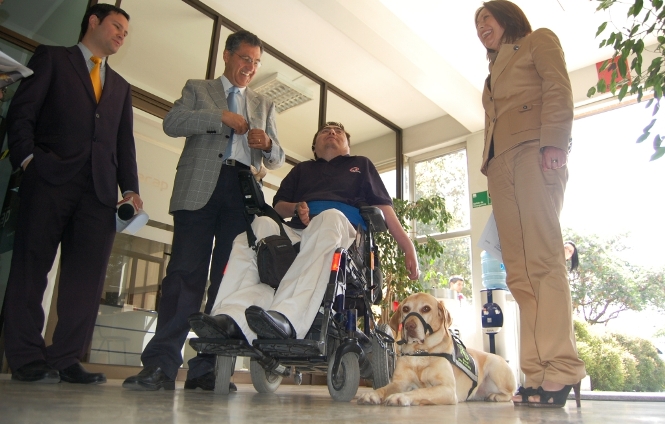 El Seremi de Desarrollo Social y la Directora Regional de Senadis junto a Álvaro Cardoso y su perra de asistencia Dana