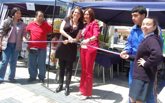 Directora Nacional del Senadis, María Ximena Rivas y la Directora Regional del servicio, Vanessa Valdés realizan corte de cinta