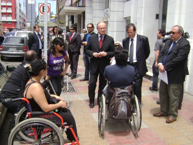 Autoridades regionales en calles de Antofagasta junto a un estacionamiento destinado a personas con discapcidad