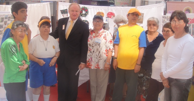 Director Regional del Senadis junto a integrantes de agrupaciones de y para personas con discapacidad de Antofagasta.