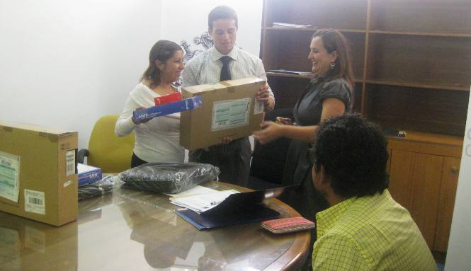 Directora Regional del Senadis entrega notebook a uno de los jóvenes beneficiados.