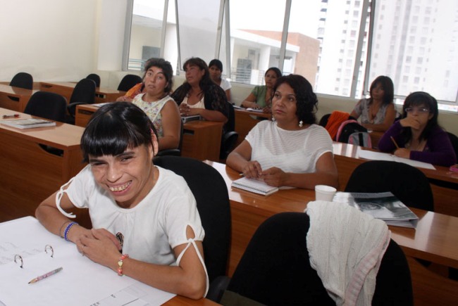 Personas con discapacidad que participaron del taller impartido por la Universidad Santo Tomás.