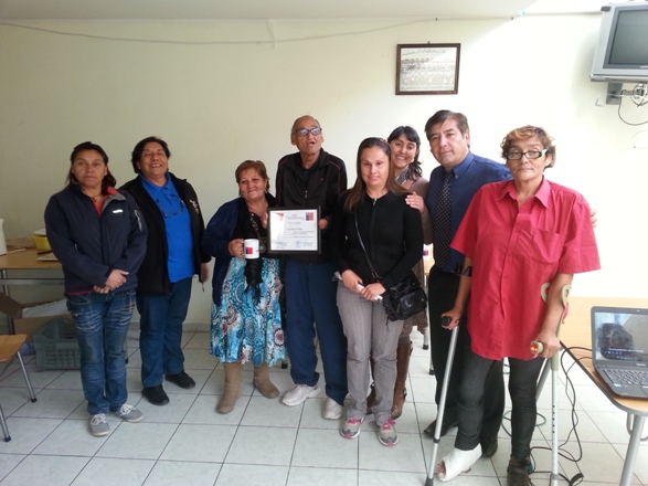 Directora Regional de Atacama junto a personas beneficiadas con el programa