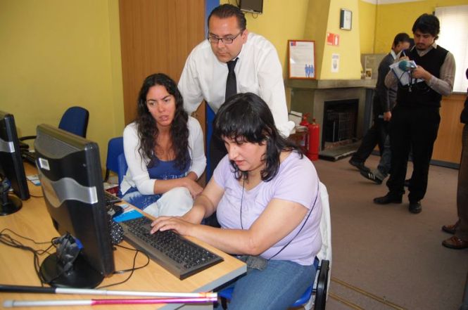  La Directora del SENADIS, junto al Director Regional del INJUV, Rodrigo Sandoval y a Fabiola Rodríguez Peña, postulante a los fondos de SERCOTEC. 
