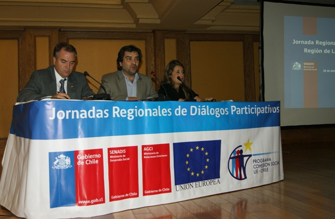 Director Regional del Senadis junto al Intendente Andrés Molina y Elisa Beckdorf.