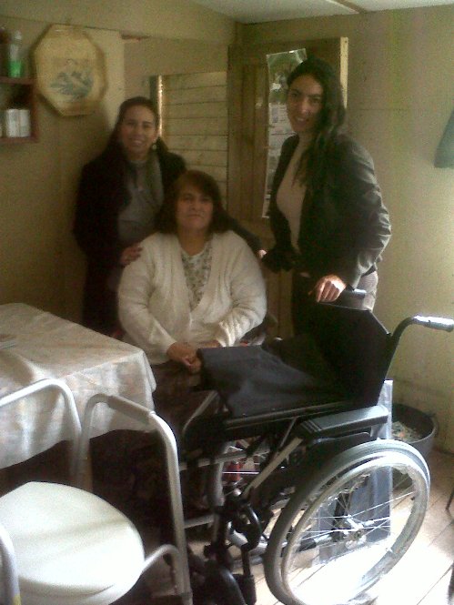 Teresa Urrutia y su nueva silla de ruedas junto a la Directora Regional de Senadis,  Michelle Orthusteguy, Sandra Narvaez.
