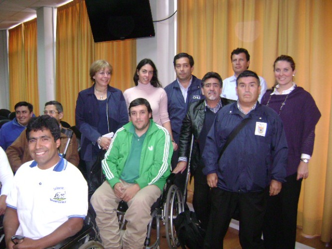 Michelle Orthusteguy junto a los promotores del Proyecto Maximus y miembros de la Agrupación Nueva Esperanza de Coronel.  
