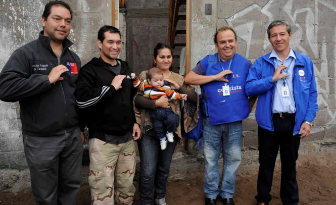 Autoridades regionales junto a intérprete en Lengua de Señas y familia que fue censada