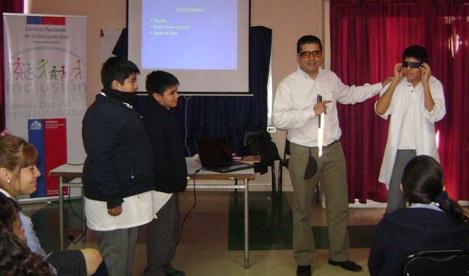 El presidente de Fundalurp realizando charla a estudiantes de Copiapó.