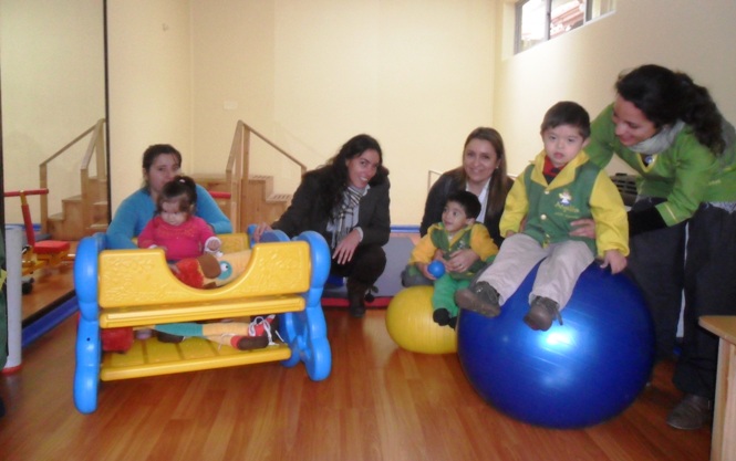 La directora del Servicio Nacional de la Discapacidad, Michelle Orthusteguy, junto a la coordinadora Ángela Fraile Montoya y a los pequeños beneficiados con el nuevo centro de estimulación temprana y sus padres.