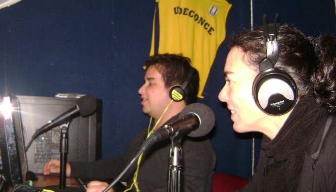 Michelle Orthusteguy junto a Daniel López, periodista de la Radio Campanil