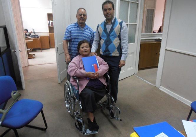 Director Regional Senadis Tarapacá, Guillermo Cortés entregando silla de ruedas a persona beneficiada
