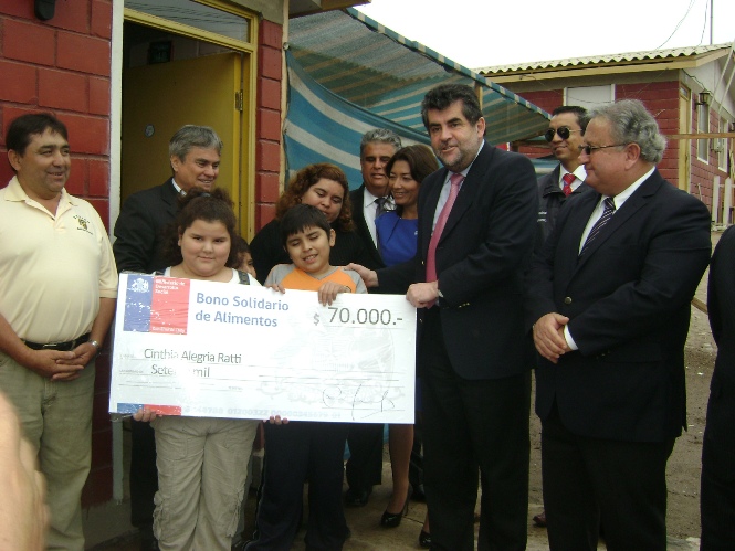 Autoridades regionales entregan el Bono Solidario de Alimentos a la familia Herrera Alegría