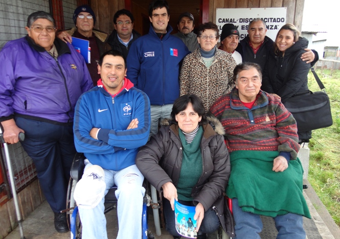 Autoridades regionales junto a integrantes de la Organización Canal de Discapacitados de Carelmapu 