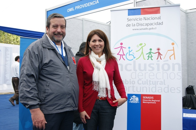 Soledad Narbona, directora Regional de SENADIS Metropolitano, con Vicente Caselli, Director Regional del SENCE. 