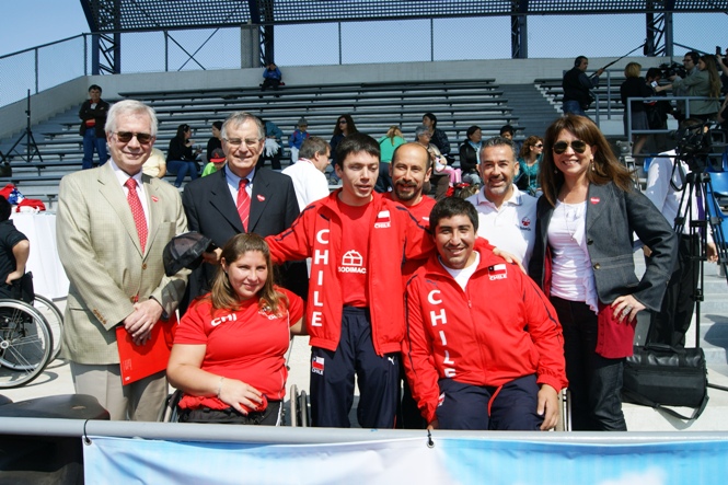 Deportistas chilenos que representaron a Chile en los Paralímpicos de Londres 2012, junto a Soledad Narbona y representantes de Teletón.