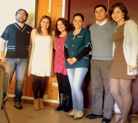 Profesionales de Senadis junto con los asistentes a la presentación de Centro Comunitario de Rehabilitación de Misión San Juan y Puaucho.