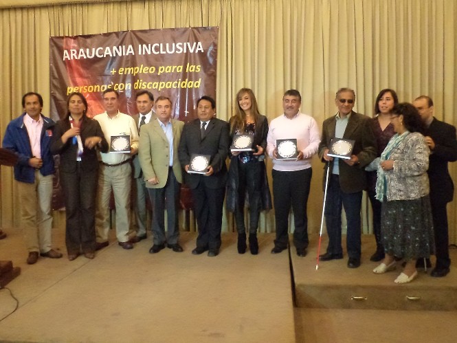 Personas distinguidas muestran su Premio Araucanía Inclusiva.