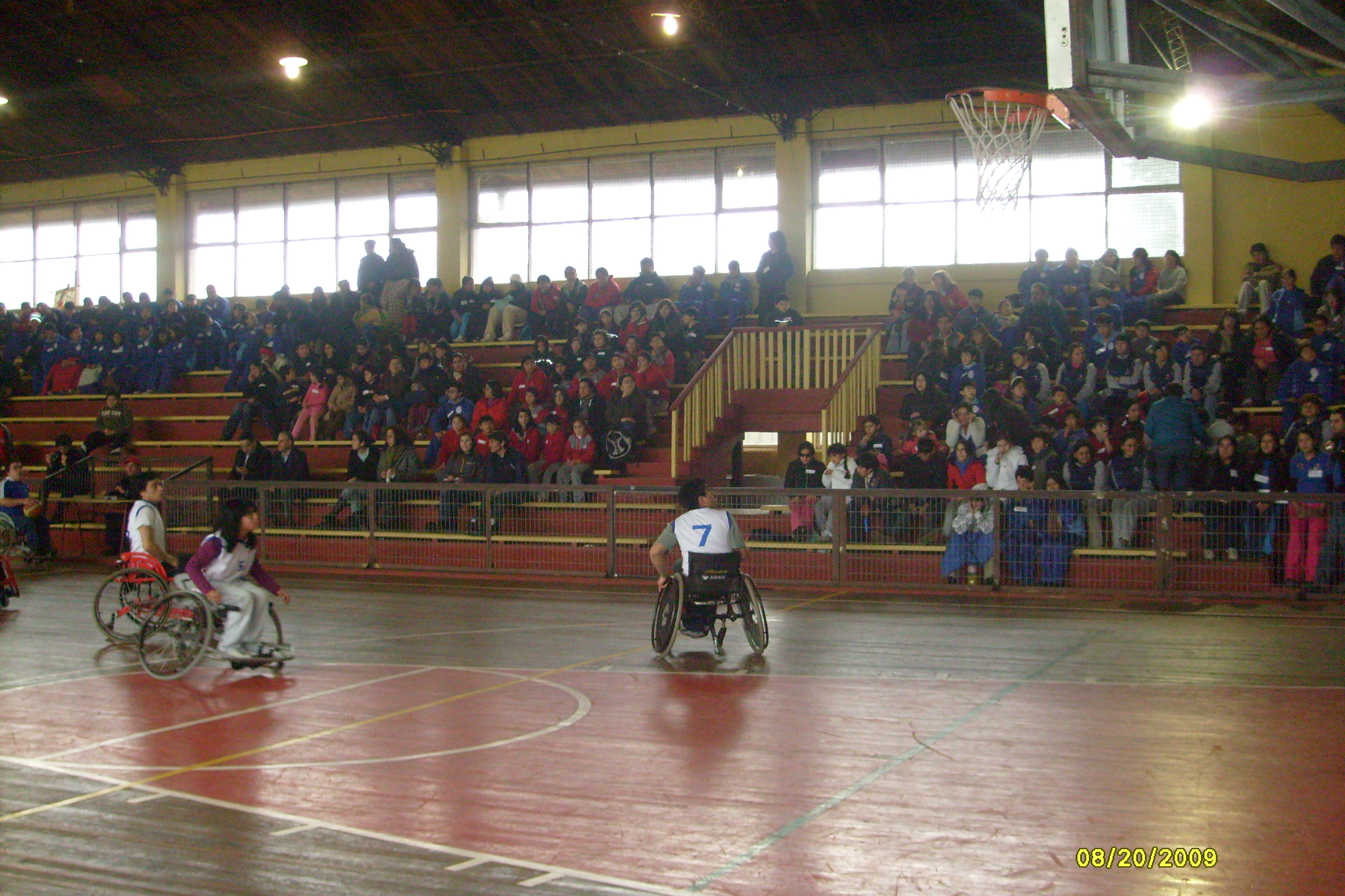 En la fotografía aparecen deportistas con discapacidad jugando básquetbol