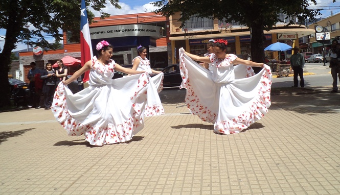 Jóvenes bailando en la Día Internacional de la Discapacidad en Angol