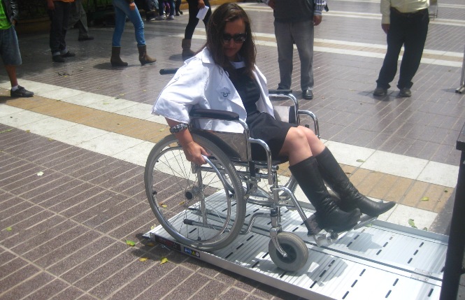 Directora Regional del Senadis se desplaza en una silla de ruedas en actividad Ponte en mi Lugar