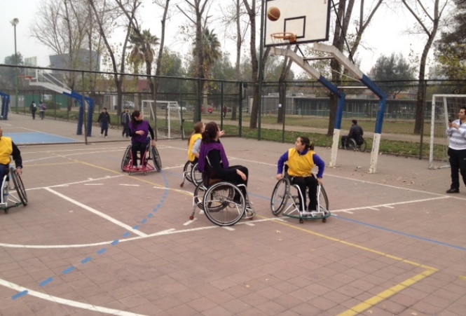 Equipo de mujeres de básquetbol en silla de ruedas participante en uno de los talleres de deporte 