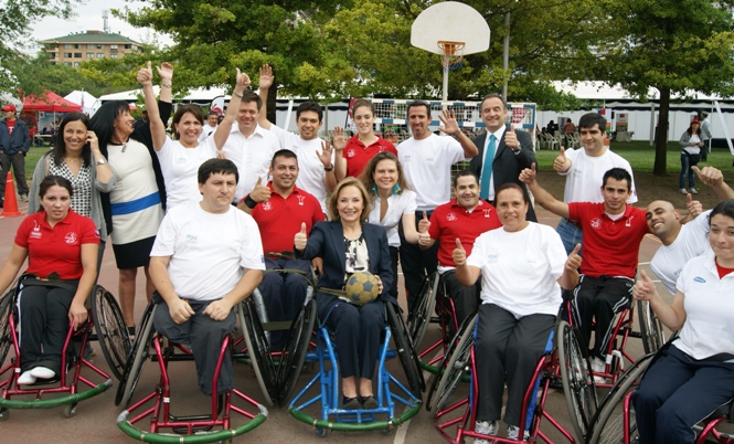 Cecilia Morel junto a autoridades de gobierno y deportistas con discapacidad durante jornada de exhibición de disciplinas inclusivas.