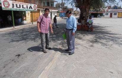 Profesional de senadis junto al equipo de la Municipalidad en la localidad de La Tirana analizando los lugares para la instalación de los estacionamientos para personas con discapacidad