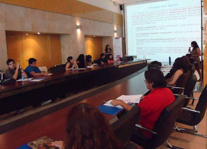 Profesionales del Senadis dictan charla sobre Fondos Concursables 2013.