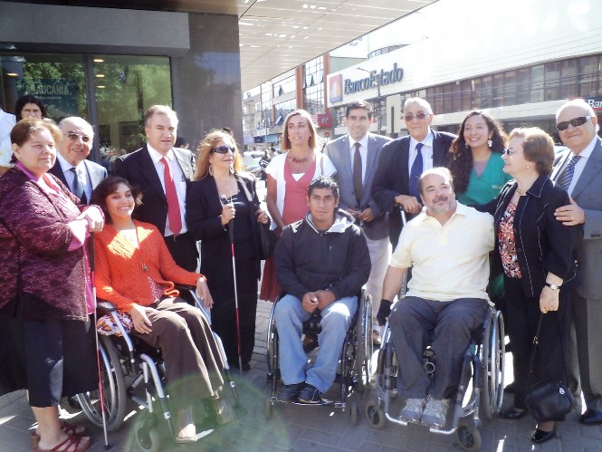 Autoridades regionales junto  a personas con discapacidad en la Intendencia Regional.