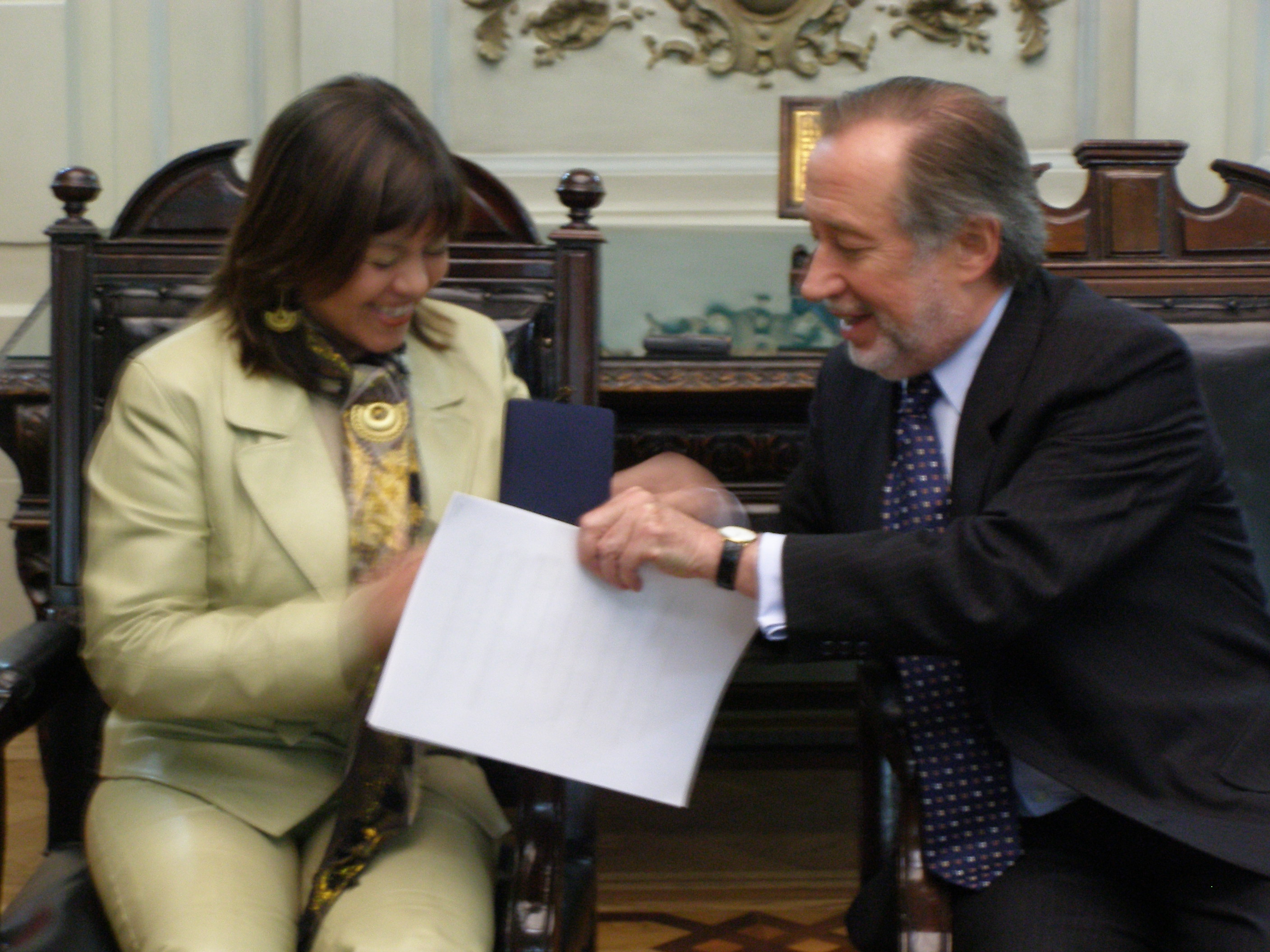 Soledad Cisternas recibe reconocimientos por parte del presidente del Senado, Jovino Novoa