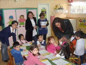 Aparece la Coordinadora Regional de Fonadis, Valeria Ortiz, compartiendo con los niños y niñas 