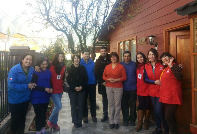 Director Nacional junto a familia de Sofía, representantes de Teletón y voluntariado del Programa Abre