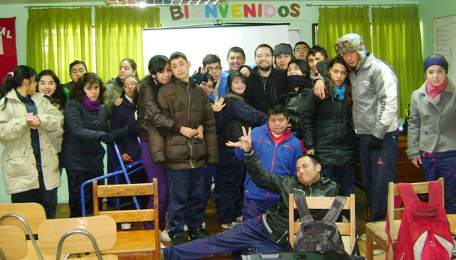 Profesional de Senadis junto a los estudiantes de la Escuela Especial Güenipillan
