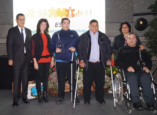 Subdirectora Nacional del Senadis durante ceremonia de Reconocimientos ESI junto a personascon discapacidad destacadas por microemprendimiento.