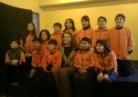 La Directora Nacional de Senadis junto a los niños y jóvenes del Taller de Teatro de la Escuela Especial Joaquín de Los Andes.