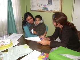 La profesional del Senadis junto al niño con discapacidad y su madre.