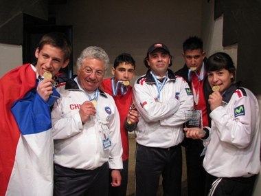 El equipo chileno muestra sus medallas de oro obtenidas en el V Juegos Deportivos Panamericanos de Jóvenes Sordos en Argentina.