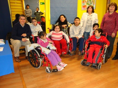 El Seremi de Planificación y la Coordinadora de Gestión Operativa del Senadis junto a niños y jóvenes de CEREPA de Osorno.
