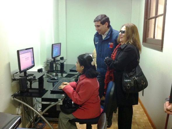 Director Regional junto a persona con discapacidad visual en la sala de computación