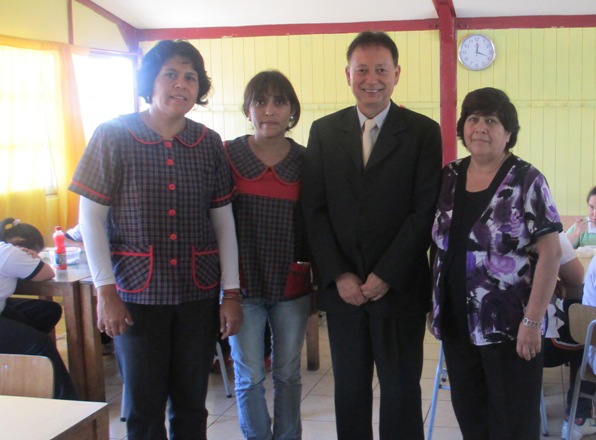 Director Regional de Arica y Parinacota junto a directivos de la Escuela 