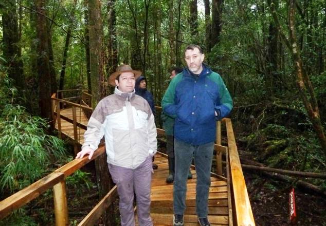 Director  Regional en su visita al monumento natural Lahuen Ñadi