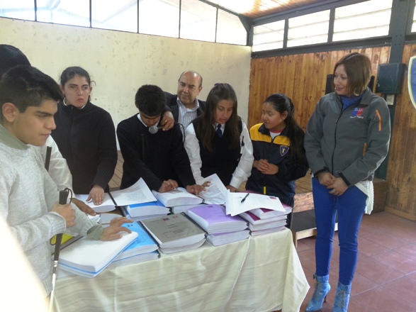 Directora Regional de Senadis entrega Colección de Papelucho en Braille en Curicó